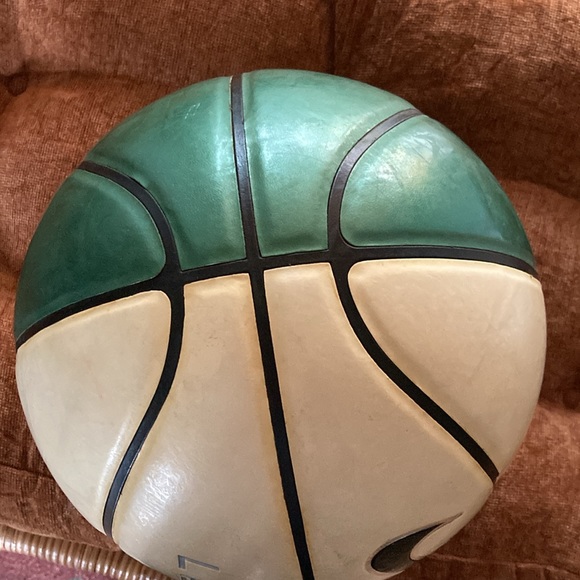 Vintage- LeBron James Basketball - Picture 4 of 4